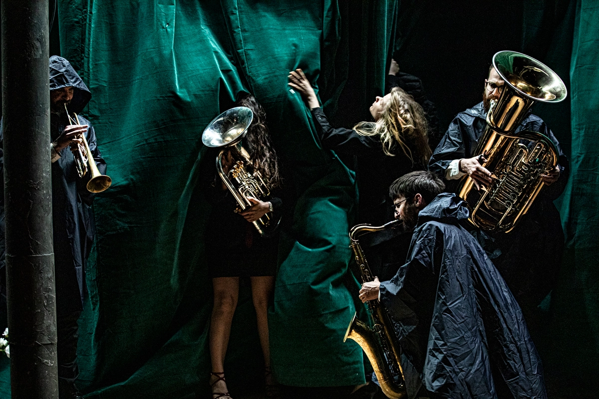 Nous recherchons trois fanfares déjà constituée de 8 à 15 musicien·nes amateur·rices pour rejoindre les 6 comédien·nes / musicien·nes du spectacle "Fanfare - Tout a une fin sauf la saucisse qui en a deux" 