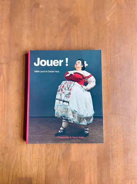 Le livre de Fabrice Robin est en vente à la librairie : un parcours photographique dans l’univers des spectacles de Christian Hecq et Valérie Lesort.