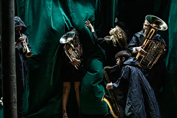 Nous recherchons trois fanfares déjà constituée de 8 à 15 musicien·nes amateur·rices pour rejoindre les 6 comédien·nes / musicien·nes du spectacle "Fanfare - Tout a une fin sauf la saucisse qui en a deux" 