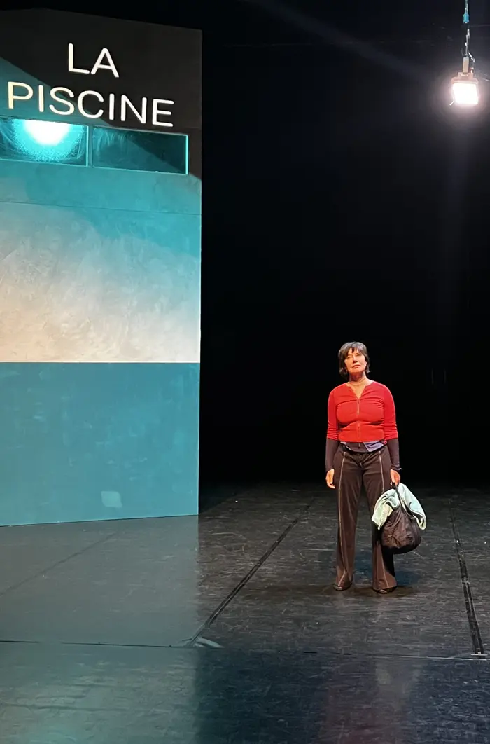 Sur la première image on voit un groupe de personnes de tous âges assises sur un banc. Elles regardent toutes dans la même direction. La deuxième photo représente une femme seule, debout sur le plateau, un sac à la main. En arrière plan apparaissent les écritures "La piscine".