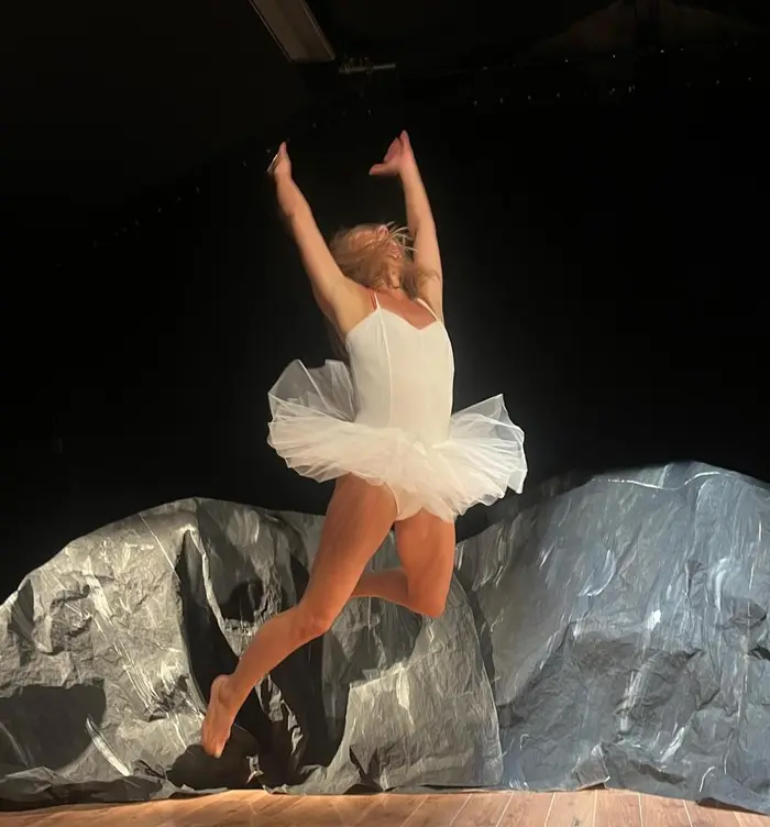 Sur cette image on voit la comédienne dans les airs 