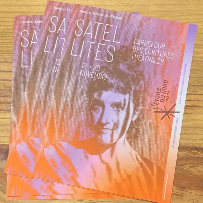 C'est une photo d'une pile de flyers Satellites. On y voit le portrait d'Emilie Faucheux qui regarde son auditoire de face. Elle a un chignon et porte un tee-shirt manche longue dont on ne voit que le col rond. Le flyer est aux couleurs de saison c'est à dire qu'il y a un dégradé du orange vers le violet en contrastant avec les silhouettes en marron.