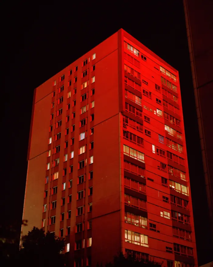 Il s'agit d'une photo d'immeuble pris en contreplongée. Elle est recolorisée en rouge.