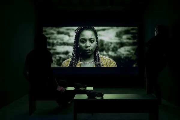 patricia kaersenhout, Le retour des femmes colibris, 2023, vidéo, 18 min, courtesy de l'artiste, collection Bonnefanten – Maastricht, avec le soutien de Ammodo, fonds Mondriaan, CBK Zuidoost et Collège Néerlandais – Fondation Juliana, vue de l’exposition « Offrandes voilées », Ferme du Buisson, 2025, 