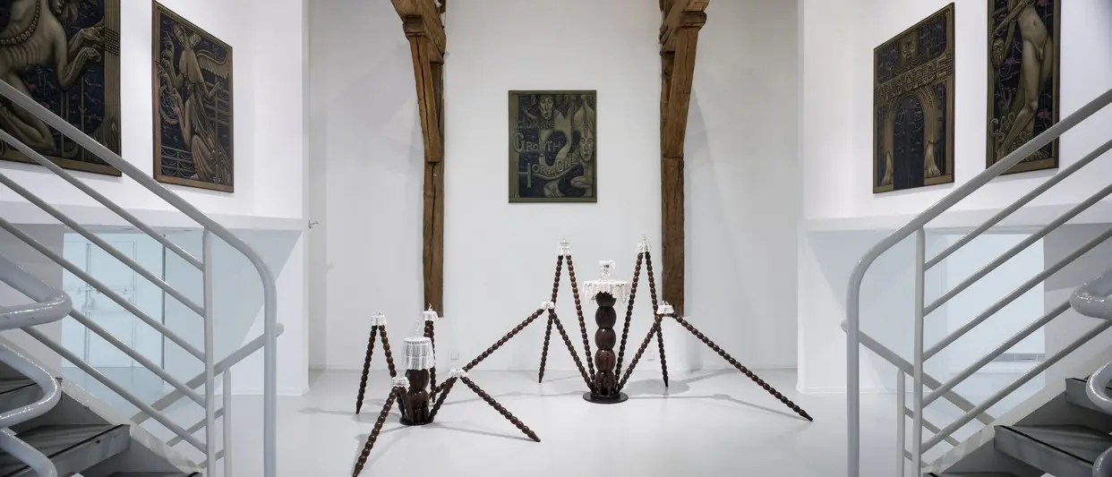 Justin Fitzpatrick, Endocrine Table 1 et Endocrine Table 2, 2024, production La Ferme du Buisson, Pearl Liaison 1: Instruction, Pearl Liaison 3: Interpretation, Pearl Liaison 4: Interpellation, Pearl Liaison 2: Induction et Pearl Liaison 5: Intercession, 2023, courtesy de la galerie Seventeen – Londres, vue de l’exposition Ballotta, La Ferme du Buisson, 2024, © l’artiste et Adagp – Paris |