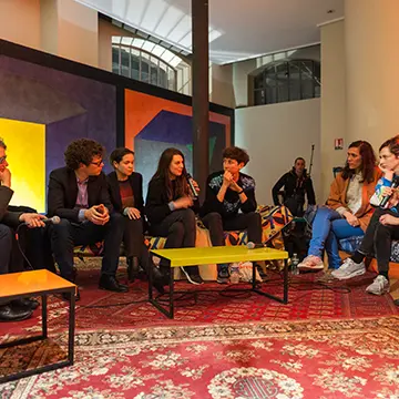 Image du spectacle De l'inutilité du théâtre au théâtre de Leonardo Bigazzi, Maeva Cunci, Keren Detton, Dominique Gilliot, Julie Pellegrin, Cally Spooner, Sarah Vanhee, Eva Wittocx