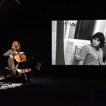 Interventions de la violoncelliste dans le Centre d'art contemporain