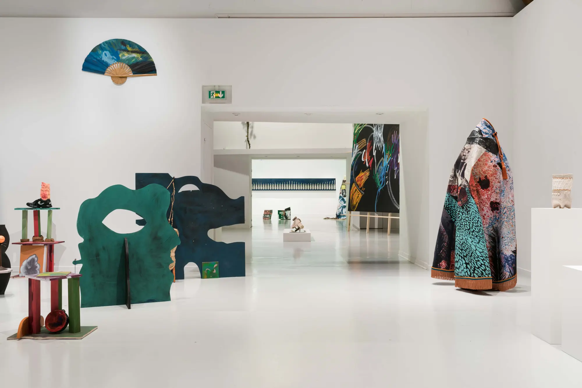 Vue de l’exposition « Des grains de poussière sur la mer », La Ferme du Buisson, 2022-23, avec les œuvres de Yoan Sorin, Kenny Dunkan, Adler Guerrier, Audry Liseron-Monfils, Julie Bessard, Raphaël Barontini et Kira Tippenhauer