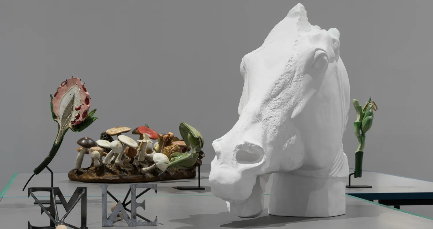 2021, La Ferme du Buisson, avec Me/We (2012-14) de Laurent Sfar, des modèles végétaux des Établissements Auzoux (XIXe siècle), collection de l’INSPÉ et le moulage d’une Tête d’un cheval de Séléné du Parthénon (2020) des Ateliers d’art de la RMN – Grand Palais