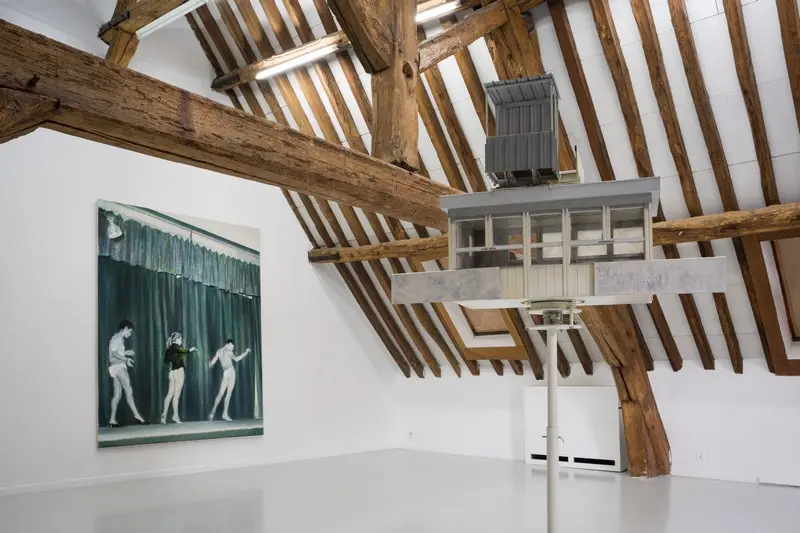 Didier Marcel, Tribune (Karting), 2004, Nina Childress, 0871 – Stage, 2012, courtesy Collection MAC VAL – Musée d’art contemporain du Val-de-Marne, vue de l’exposition Chambre à échos, La Ferme du Buisson, 2024,