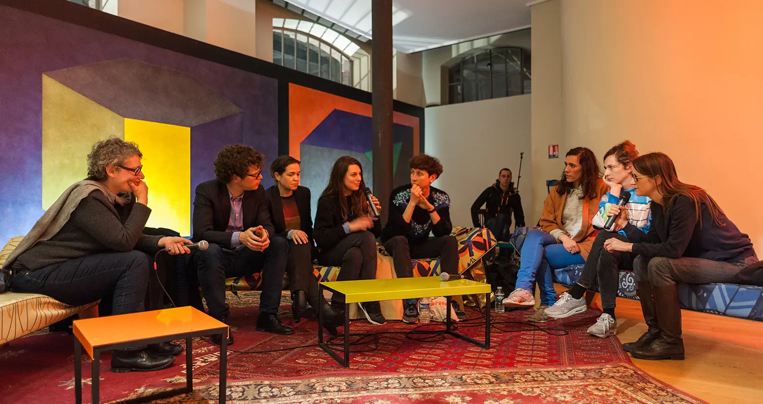 Image du spectacle De l'inutilité du théâtre au théâtre de Leonardo Bigazzi, Maeva Cunci, Keren Detton, Dominique Gilliot, Julie Pellegrin, Cally Spooner, Sarah Vanhee, Eva Wittocx