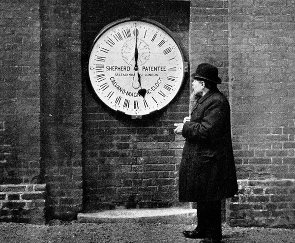 L'horloge Shepherd Gate devant l’Observatoire Royal de Greenwich, 1914, photographie noir et blanc, dimensions inconnues, 