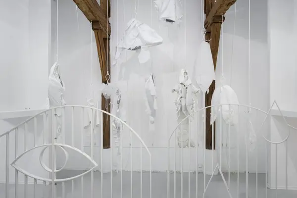 Aline Bouvy, Portal - Darkness calls your name, 2024, co-production La Ferme du Buisson et Triangle-Astérides, Shrouds of grief, 2024, courtesy de l’artiste, vue de l’exposition Le prix du ticket, La Ferme du Buisson, 2024,