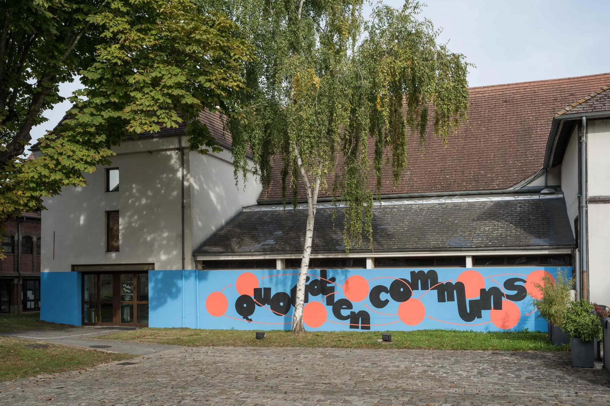 Pauline Lecerf, identité graphique et fresque murale (réalisation Tiphaine Buhot-Launay), 2023, vue de l’exposition Quotidien Communs, La Ferme du Buisson, 2023