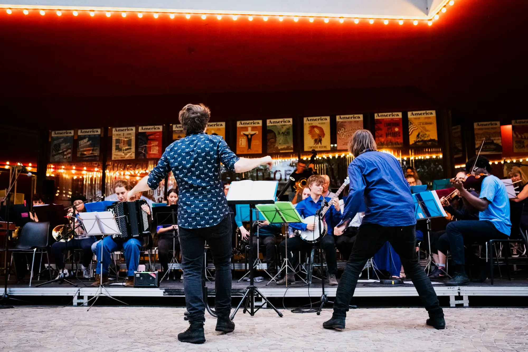 Image du spectacle Hymnes en jeux de Cie Tendres Bourreaux - Mathieu Bauer & Sylvain Cartigny avec l'Orchestre de spectacle de Montreuil
