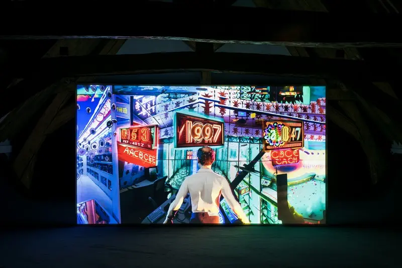 Bahar Noorizadeh, Free to Choose, 2023, vidéo HD avec couleur et son, canal unique, 35min58s, en collaboration avec Rudá Babau et Waste Paper Opera, courtesy de l’artiste, vue de l’exposition Free to Choose, La Ferme du Buisson, 2024,