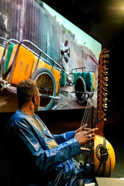 Image du spectacle Mali Futur Live de Rimini Protokoll, Théâtre Vidy-Lausanne et Les Praticables
