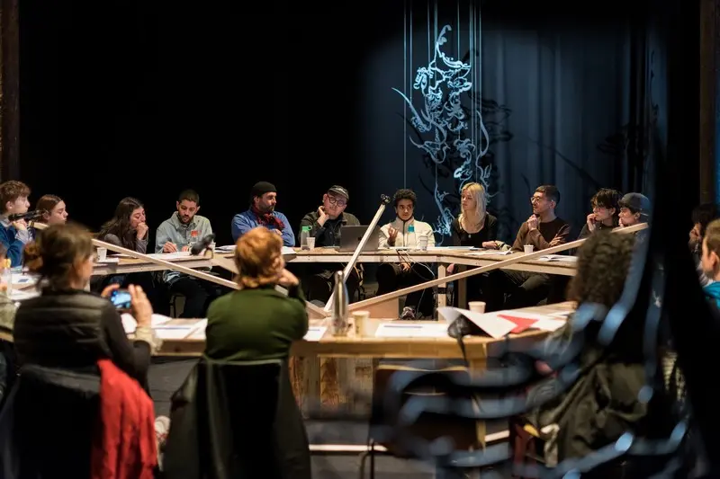 Workshop du collectif Qalqalah autour du texte Beneath the Howl of Hunger, 2025, d’Alaa Alqaisi, avec les œuvres Beneath the Howl of Hunger I et II (Aniconism as Figuration Urgency), 2025, de Monia Ben Hamouda, et Rant dann ron, mobiler requeer, 2019-2025, de Brandon Gercara, 2025, La Ferme du Buisson, 