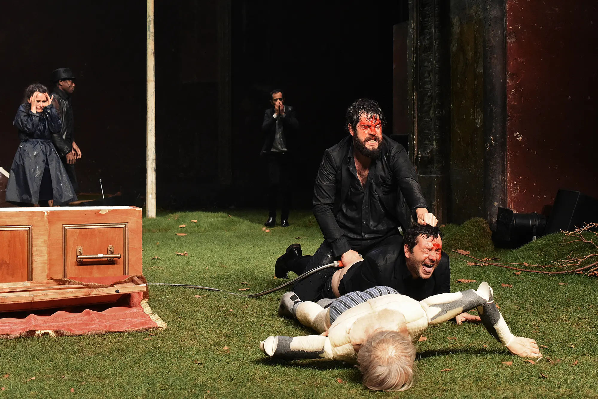 Image du spectacle Les Chiens de Navarre / Jean-Christophe Meurisse de Tout le monde ne peut pas être orphelin