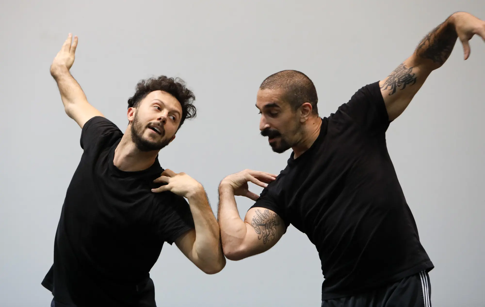 Image du spectacle Neighbours de Brigel Gjoka, Rauf « Rubberlegz » Yasit et Ruşan Filiztek