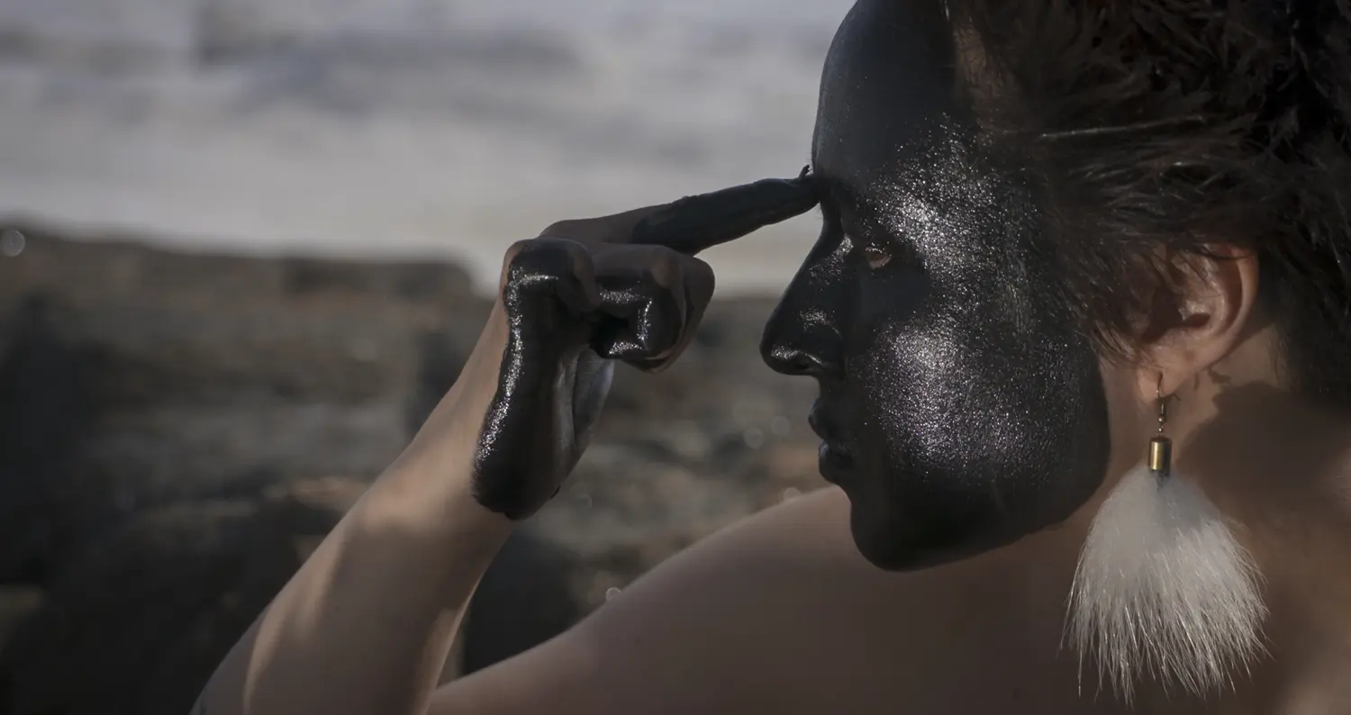 Laakkuluk Williamson Bathory, Timiga nunalu, sikulu (My body, the land and the ice), 2016, vidéo HD, courtesy de l’artiste