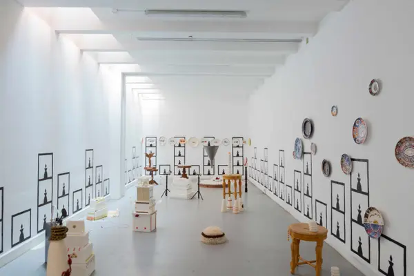 Maïssane Alibrahimi, Wedding garden of love, 2023, technique mixte, vue d’installation, courtesy de l’artiste, 
