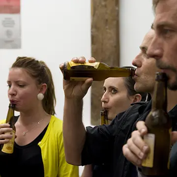 Image du spectacle Tom Marioni de Beer Drinking Sonata (for 13 players)
