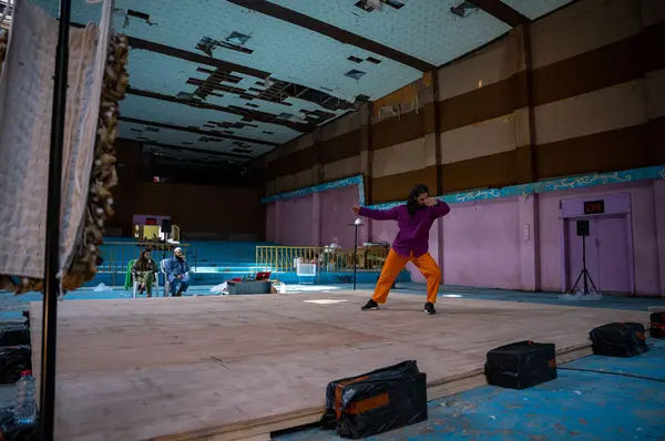 Performance "Bird" by Selma and Sofiane Ouissi at the 15th Sharjah Biennale, February 2023.