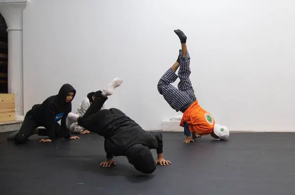 Atelier de hip-hop pour enfants animé à L'Art Rue par Tarek Bouallegui, Art et Education, 2023.