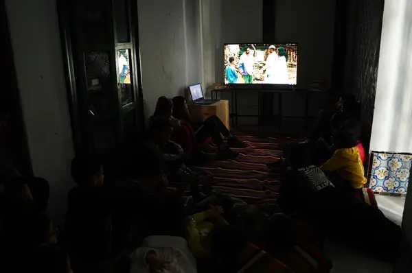 Atelier d'analyse filmique avec Asma et Nourchane, Art et Education, L'Art Rue, mars 2024