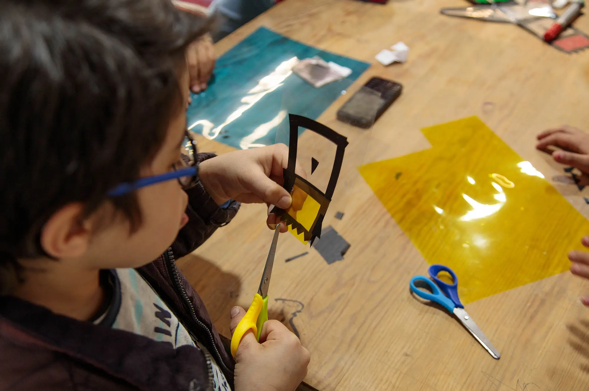 Atelier théâtre d'ombres avec Noura Mzoughi dans le cadre des Winter camp du programme Art et Education, L'Art Rue mars 2023.