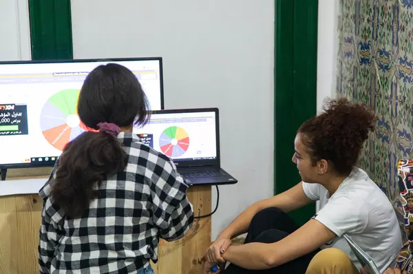 Atelier d’initiation à l’anglais pour enfants animé par Rawaa Ferjani dans le cadre des Winter Camp du Programme Art et Education, mars 2023.