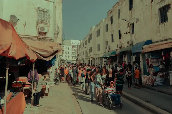 Lines - la procession par Andrew Graham, Créations, Festival Dream City 2023, Tunis.