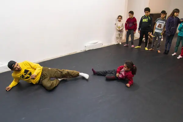Atelier de hip-hop pour enfants animé à L'Art Rue par Tarek Bouallegui, Art et Education, 2023.