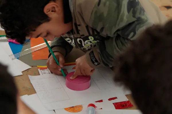 Atelier d’initiation à l’architecture animé par Bilel Ben Romdhane au sein de l'école primaire de la rue el Marr, médina de Tunis, Programme Art et Education, 2023.