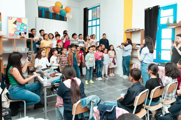 Sortie de l’atelier d’éveil musical mené par l’association Iqadh à l’école de Bab Souika, médina de Tunis, juin 2023.