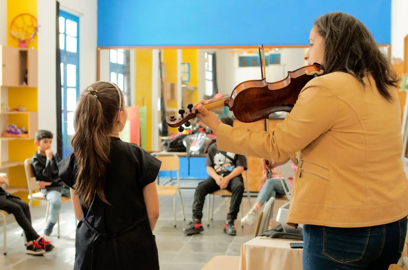Atelier d'éveil musical animé par Iqadh avec les enfants de l'école Bab Souika - médina de Tunis, 2023 à 2024
