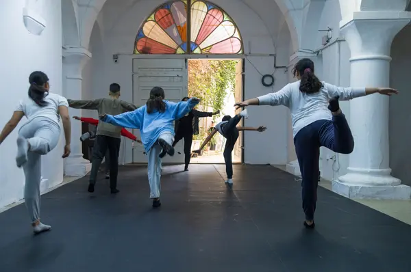 Atelier d'initiation à la danse contemporaine pour enfants et adolescents animé à L'Art Rue par Houda Riahi, Art et Education, 2023.