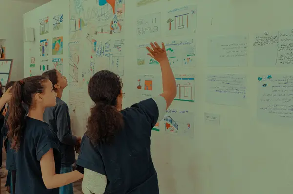 Sortie de l'atelier d’initiation à l’architecture animé par Bilel Ben Romdhane au sein de l'école primaire de la rue el Marr, médina de Tunis, Programme Art et Education, juin 2023.