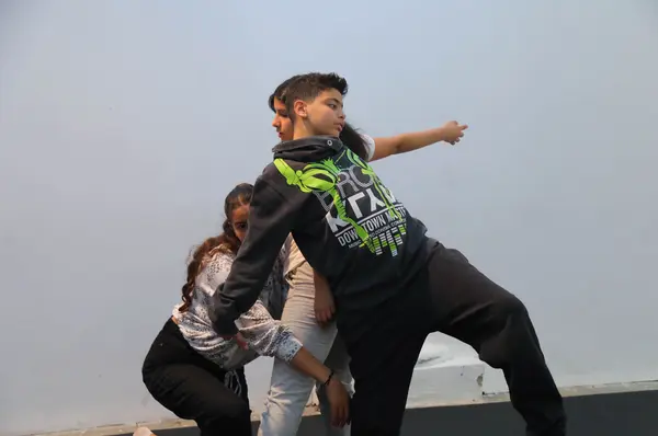 Contemporary dance workshop with Cyrinne Douss as part of the Art and Education Winter Camp, March 2023 at L'Art Rue.