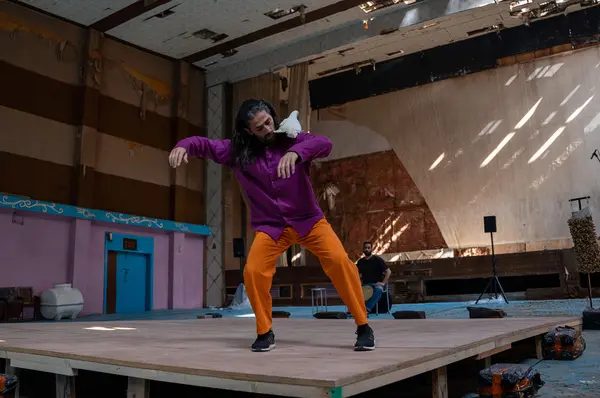 Performance "Bird" by Selma and Sofiane Ouissi at the 15th Sharjah Biennale, February 2023.