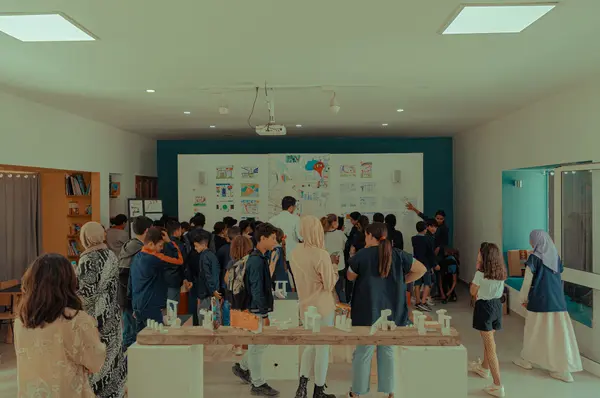 Sortie de l'atelier d’initiation à l’architecture animé par Bilel Ben Romdhane au sein de l'école primaire de la rue el Marr, médina de Tunis, Programme Art et Education, juin 2023.