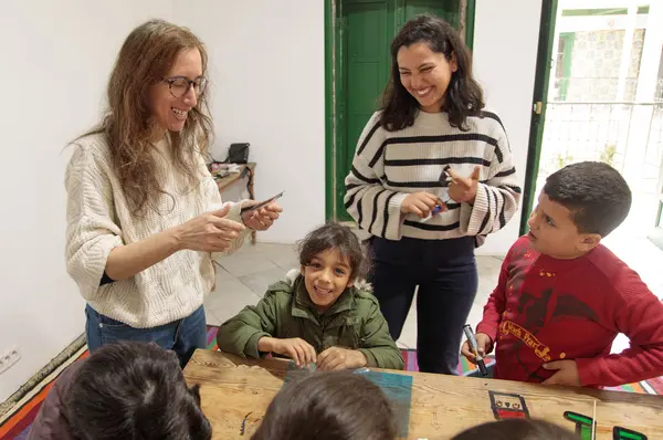 Atelier théâtre d'ombres avec Noura Mzoughi dans le cadre des Winter camp du programme Art et Education, L'Art Rue mars 2023.