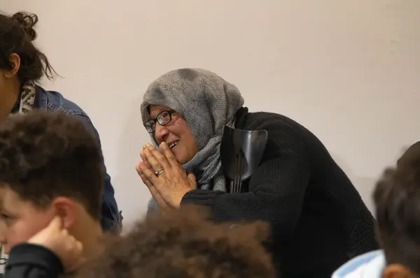 Atelier théâtre d'ombres avec Noura Mzoughi dans le cadre des Winter camp du programme Art et Education, L'Art Rue mars 2023.