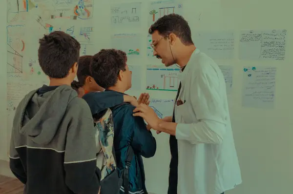 Sortie de l'atelier d’initiation à l’architecture animé par Bilel Ben Romdhane au sein de l'école primaire de la rue el Marr, médina de Tunis, Programme Art et Education, juin 2023.