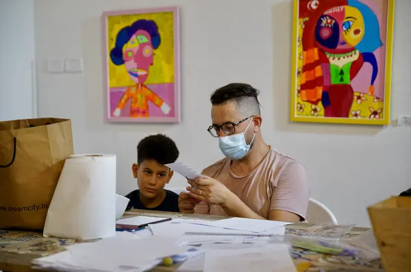 Atelier design et artisanat, Sāni` صَانِع, animé par Chemseddine Mechri avec des enfants au sein de L'Art Rue - septembre-octobre 2021