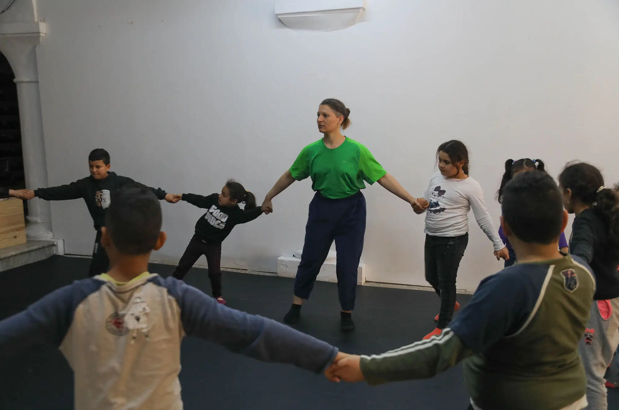 Contemporary dance workshop with Cyrinne Douss as part of the Art and Education Winter Camp, March 2023 at L'Art Rue.