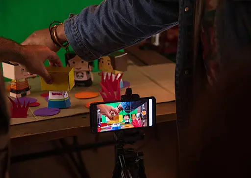 Atelier de vidéo - stop motion avec Bridges of Creativity dans le cadre des Winter camp du programme Art et Education, mars 2023 à L'Art Rue.