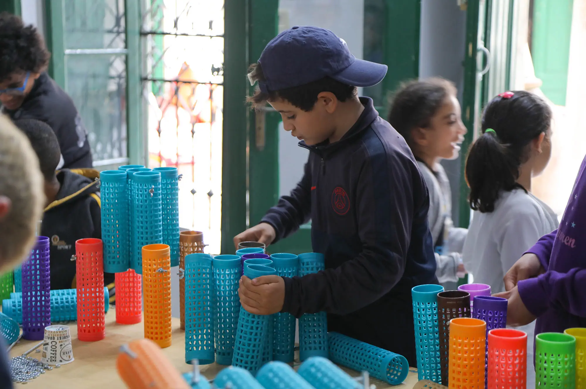 Atelier de design écologique avec Thomas Egoumenides dans le cadre des Winter camp du programme Art et Education à L'Art Rue, mars 2023.