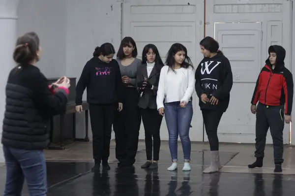 Atelier d’improvisation théâtrale pour ados avec Lobna Mlika, 2021-2022